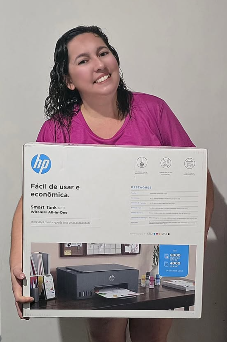 Isabela Celi Miotto Cavachini com a Impressora Colorida HP Smart Tank 589
